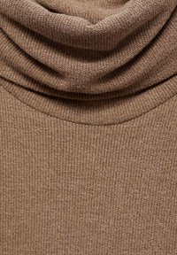 Brun turtleneck sweater med blød, ribbet tekstur. Har et cowl neck-design, der fremhæver en hyggelig og tætsiddende form.