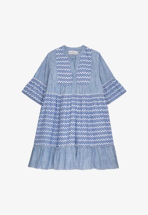 Blau gestreiftes Kleid mit V-Ausschnitt, kurzen ausgestellten Ärmeln und mehrstufigem Rüschensaum mit durchgehendem Zickzack- und Nadelstreifenmuster.