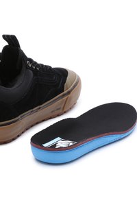 Czarne zamszowe sneakersy z gumową podeszwą i czarnymi sznurowadłami, wyposażone w wyjmowaną wkładkę z niebieskim wykończeniem i detalem logo.