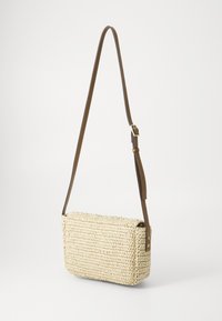 Borsa a spalla in paglia tessuta di colore crema, forma rettangolare con manico e accessori in pelle marrone. Presenta una superficie texturizzata e un design compatto.