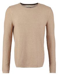 Beige stickad tröja med rund halsringning, långa ärmar och en texturerad yta, med ribbat avslut och muddar.