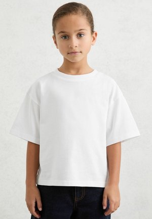 Witte t-shirt met korte mouwen van katoen, voorzien van een losse pasvorm en een ronde hals, gecombineerd met donker denim broek.