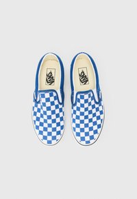 Blå och vit rutiga slip-on canvas skor med vit gummisula och märkesinlägg. Slät textur, elastiska sidodetaljer.