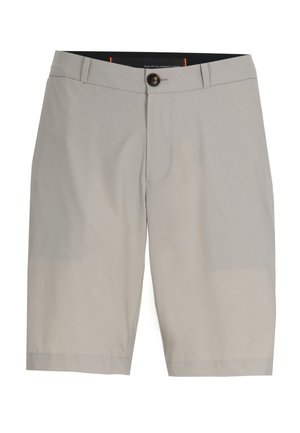 Pantalones cortos entallados de color beige claro hasta la rodilla con trabillas para cinturón, cierre frontal de botones y acabado de tela lisa.