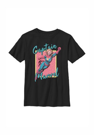 Sort t-shirt med farverig Captain Marvel-grafik, der viser hende flyve opad med teksten "Captain Marvel" i blå kursivbogstaver.