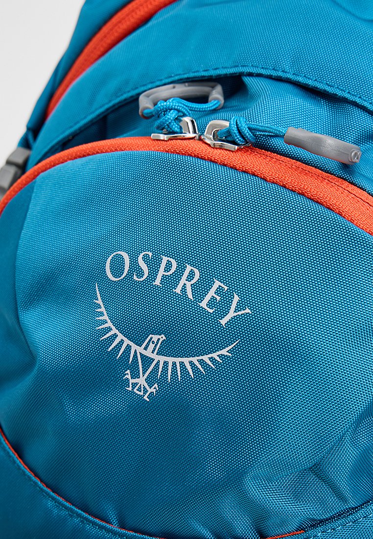 Niebieski plecak z tkaniny z pomarańczowym zamkiem, z białym logo OSPREY i stylizowaną grafiką ptaka. Teksturowany materiał i smukły design.