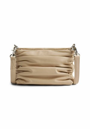 Borsa a mano in pelle beige con texture arricciata, dettagli in metallo argentato e tracolla removibile. Forma rettangolare con finitura liscia.
