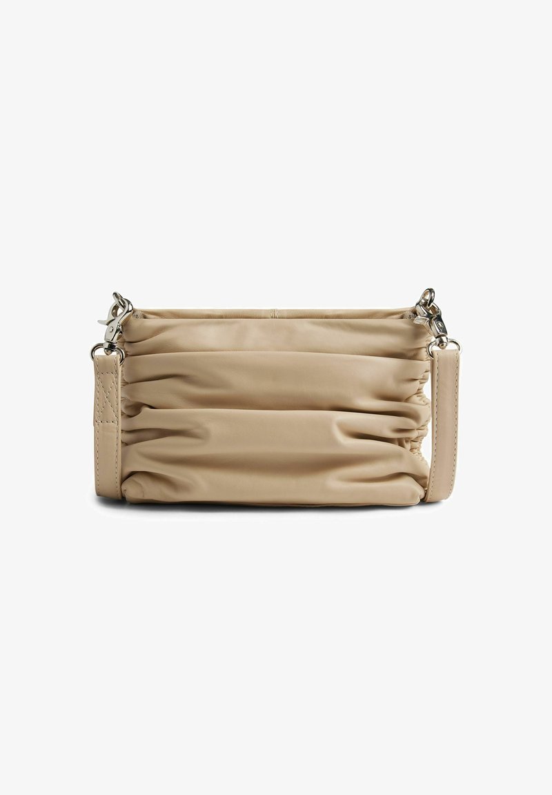 Borsa a mano in pelle beige con texture arricciata, dettagli in metallo argentato e tracolla removibile. Forma rettangolare con finitura liscia.