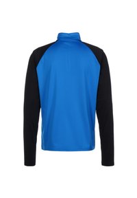 Langärmliges Sportoberteil mit einem leuchtend blauen Körper und schwarzen Raglanärmeln, einem Stehkragen und einem Reißverschluss am Hals. Glatte Textur.