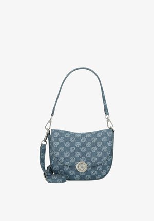 Denim crossbodytas met blauwe stof bedrukt met herhaalde witte logo's, een magnetische drukknoopsluiting en een verstelbare riem.