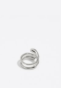 Srebrny metalowy pierścionek o skręconym wzorze, z gładkimi, błyszczącymi powierzchniami i spiralnym kształtem, co nadaje mu elegancki wygląd.