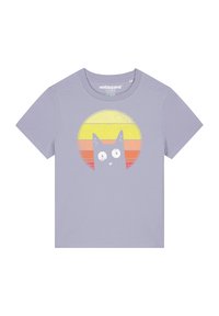 Hellblaues T-Shirt mit einem Grafikdruck eines Katzenkopfes vor einer stilisierten Sonne mit orangefarbenen und gelben horizontalen Streifen.