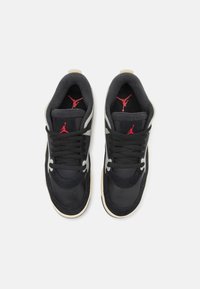 Sorte sneakers med grå accenter, rund tå, snørebåndsdesign, med røde logoer på tungen. Gummisål med struktureret overflade.