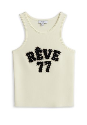 Ärmelloses cremefarbenes Oberteil mit schwarzem, verziertem Text "RÊVE 77" mittig auf der Vorderseite, mit kleinen runden Perlendetails.