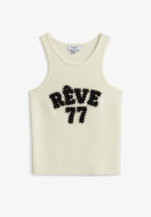 Ärmelloses cremefarbenes Oberteil mit schwarzem, verziertem Text "RÊVE 77" mittig auf der Vorderseite, mit kleinen runden Perlendetails.
