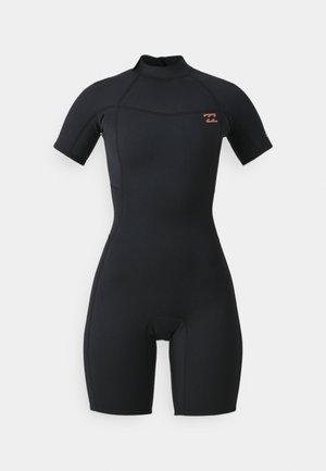 Schwarzer Neoprenanzug mit kurzen Ärmeln, der eine enganliegende Passform, Flachnähte und ein kleines Logodetail auf der Brust aufweist.