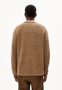 ARMEDANGELS TOLAA - Strickpullover - dried moss cinnamon dust