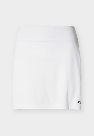 Valge sportlik seelik, millel on lame vöökoht, sile tekstuur, veidi A-kujuline lõige ja väike must logo detail vasaku alumise külje peal.