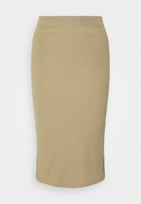 Jupe midi en maille beige côtelée avec une coupe ajustée et une taille élastique ; texture lisse avec une silhouette moulante.