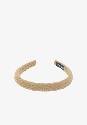 Diadema de malla beige con superficie texturizada de patrón de diamante; diseño flexible; cuenta con una etiqueta negra con el nombre de la marca.