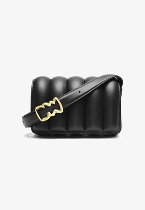 Geantă din piele neagră cu un design matlasat, având un închizător de culoare aurie și un breloc detașabil. Formă rectangulară cu textură netedă.