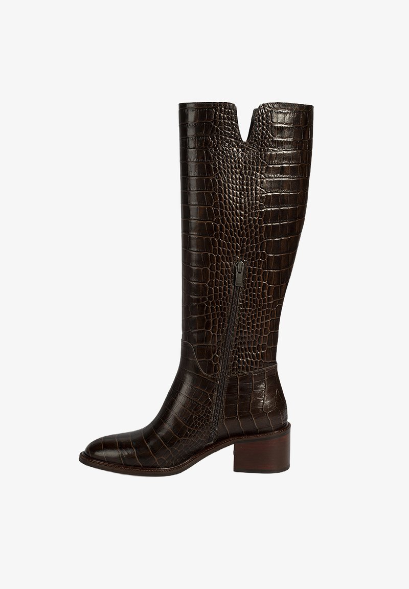 Bottes en cuir marron montant jusqu'au genou, avec une texture crocodile, un bout pointu et une fermeture éclair sur le côté. Elles possèdent un petit talon empilé et un haut en V ouvert.