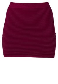 Bordeaux ribbel gebreide mini-rok met een brede elastische tailleband, voorzien van horizontale strepen voor textuur en een aansluitende silhoeet.