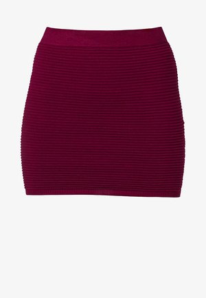 Jupe mini en maille côtelée bordeaux avec une large taille élastique, présentant des rayures horizontales pour la texture et une silhouette ajustée.