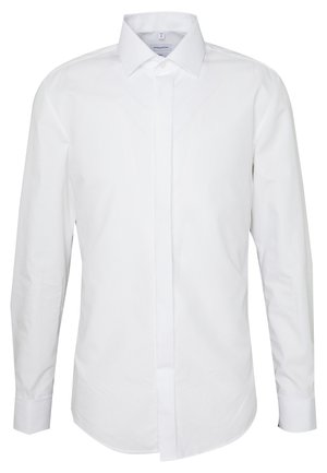 Chemise blanche à manches longues, en coton lisse. Avec un col pointu, une patte de boutonnage complète et une coupe professionnelle. Sans motifs ni accents.