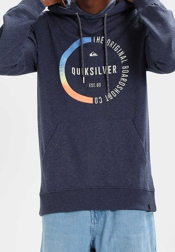 Sudadera con capucha azul marino con un bolsillo canguro, que presenta un logo circular de Quiksilver en varios colores. Textura suave, cordones en la capucha.