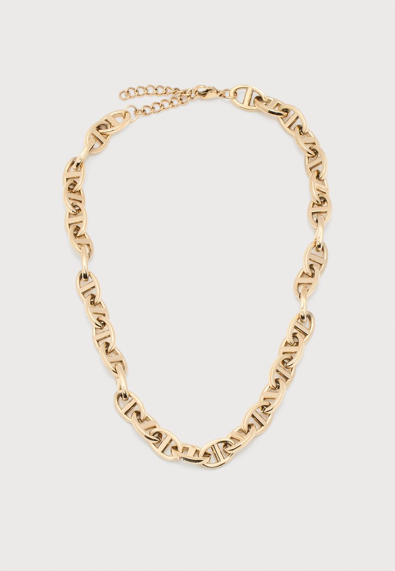 Κολιέ αλυσίδας σε χρυσό τόνο με μεγάλους οβάλ συνδέσμους και T-bar, διαθέτει ρυθμιζόμενο κούμπωμα και προέκταση αλυσίδας σε απλό φόντο.