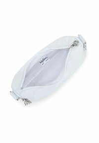 Vit quiltad påse med dragkedjestängning, med en slät inredning och dekorativt silverfäste på dragkedjans dragare.