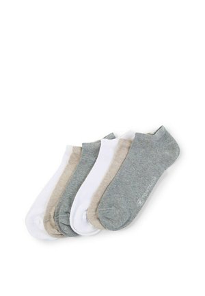 Zes paar lage sokken in wit, beige en grijs, netjes gestapeld op een witte achtergrond.