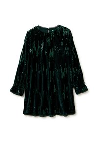 Zelené sametové šaty s dlouhými rukávy, kulatým výstřihem a nařasenými manžetami; zdobené vzorem flitrů připomínajícím svislé linie.