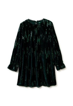 Abito in velluto verde con maniche lunghe, scollo rotondo e polsini arricciati; presenta un motivo di paillettes che somiglia a linee verticali.