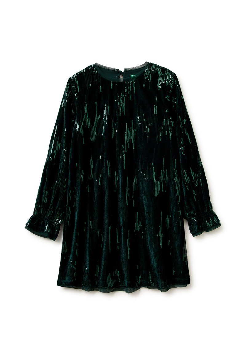 Zelené sametové šaty s dlouhými rukávy, kulatým výstřihem a nařasenými manžetami; zdobené vzorem flitrů připomínajícím svislé linie.