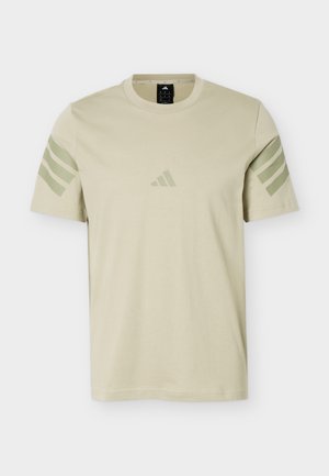 T-shirt beige à manches courtes Adidas avec col rond, arborant des motifs subtils à trois bandes sur les manches et un petit logo sur la poitrine.