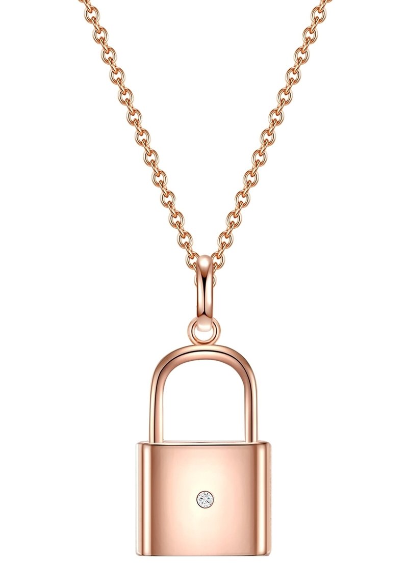 Rose guldfarvet hængelås vedhæng på en kæde halskæde, der har en enkelt diamant accent, glat overflade og et afrundet topdesign.