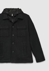 Cappotto esterno nero con cappuccio removibile, chiusura a bottoni, due tasche sul petto e una finitura testurizzata simile alla lana.