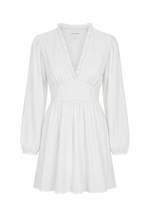 Robe blanche à manches longues avec poignets élastiques, col en V profond avec bordure à volants, taille ajustée et jupe froncée.