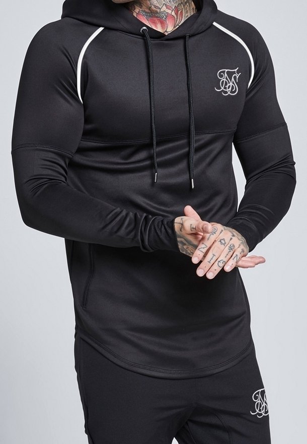 Schwarzer Kapuzenpullover aus glattem, dehnbarem Stoff, mit weißen Akzentlinien, einer Vordertasche und einem Logo auf der Brust.