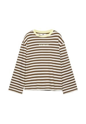 Camicia a maniche lunghe con righe orizzontali marroni e bianche, colletto giallo chiaro e piccolo testo che indica New York, Madrid, London sul petto.