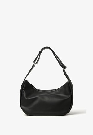 Borsa a tracolla in pelle nera texturizzata con tracolla regolabile e chiusura con zip superiore, esposta su sfondo bianco.