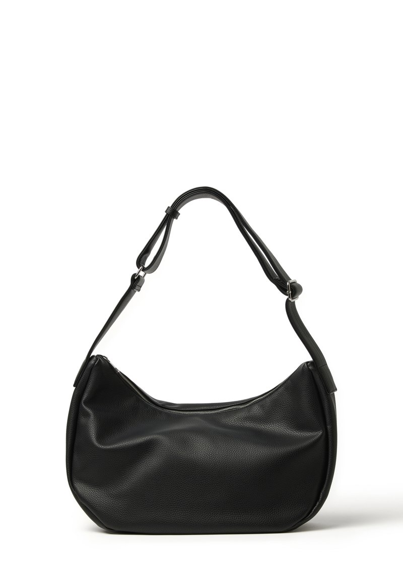 Borsa a tracolla in pelle nera texturizzata con tracolla regolabile e chiusura con zip superiore, esposta su sfondo bianco.