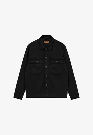 Fekete farmerdzseki gombos elülső résszel, két mellzsebével és klasszikus gallérral. Simább felület, strukturált dizájn és látható minták nélkül.