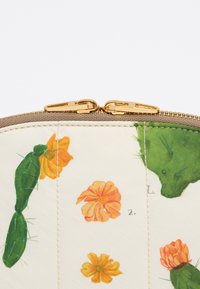 Bimba Y Lola MEDIALUNA GRANDE CACTUS - Toiletti-/meikkilaukku - cactus mini marfil