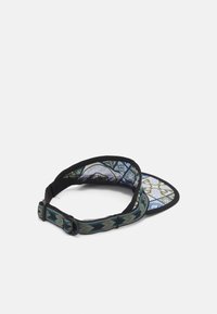 Sort caps med et mønstret stoffinteriør i nyanser av blått og grønt, med en kontrastjusterbar stropp med geometriske design.