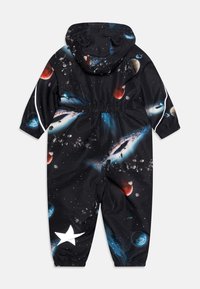 Zwarte waterdichte overall met een ruimteprint van planeten en sterren, elastische tailleband en verstelbare capuchon voor een goede pasvorm.