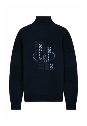 Pull en maille bleu marine avec col montant, manches en texture côtelée et impression graphique comportant des polices mixtes et des rayures en bleu et noir.