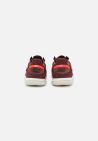 Nike Performance STREETGATO - Sapatilha de treino - bronze eclipse/bright crimson